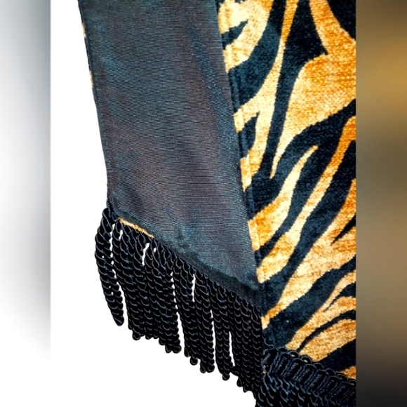 Chenille Tiger tapestry table runner revers. with shiny black fringe and tassel. - Picture 4 of 7